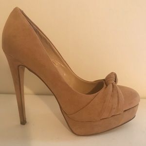 Adorable (and comfortable) nude ShoeDazzle pumps